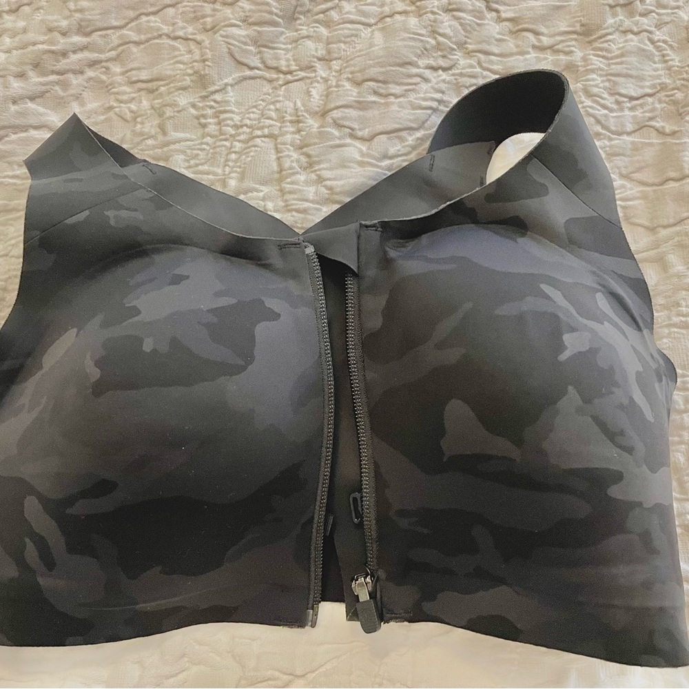 Lululemon Enlite Sports Bra 32DD; cross back/front zip closure